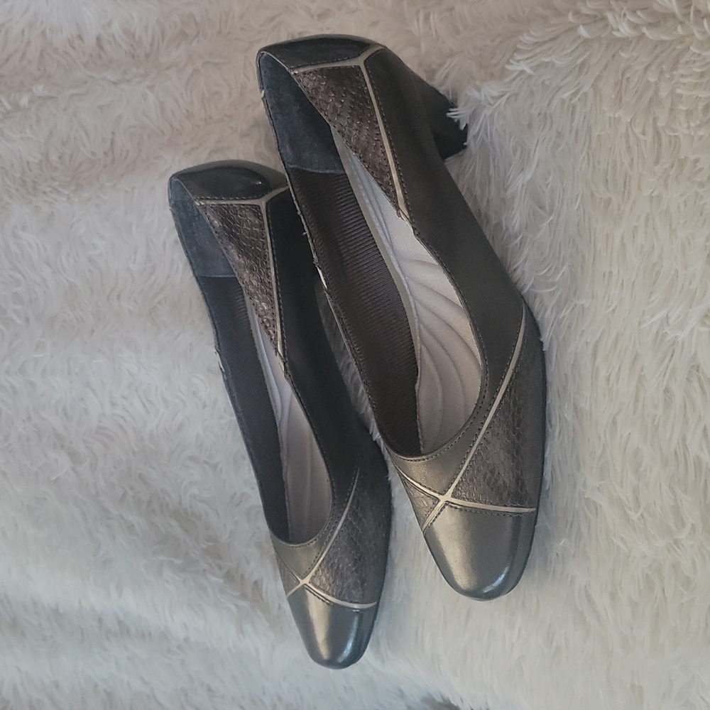 Size 7.5 Women's Easy Street Silver Snake Print Heels - Picture 5 of 10
